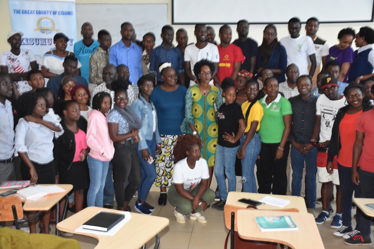 Students at University of Nairobi Kisumu Campus with Minister for Lectures